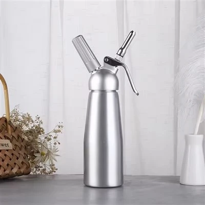 Zabytkowa aluminiowa ubijaczka do kremu do koktajli