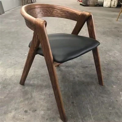 Krzesło do jadalni z zakrzywionym oparciem, z litego drewna w kolorze brązowym